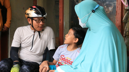 BERDIALOG LEBIH DEKAT DENGAN WARGA