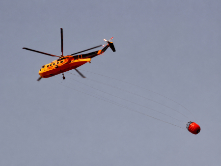 HELIKOPTER PEMADAM KEBAKARAN HUTAN