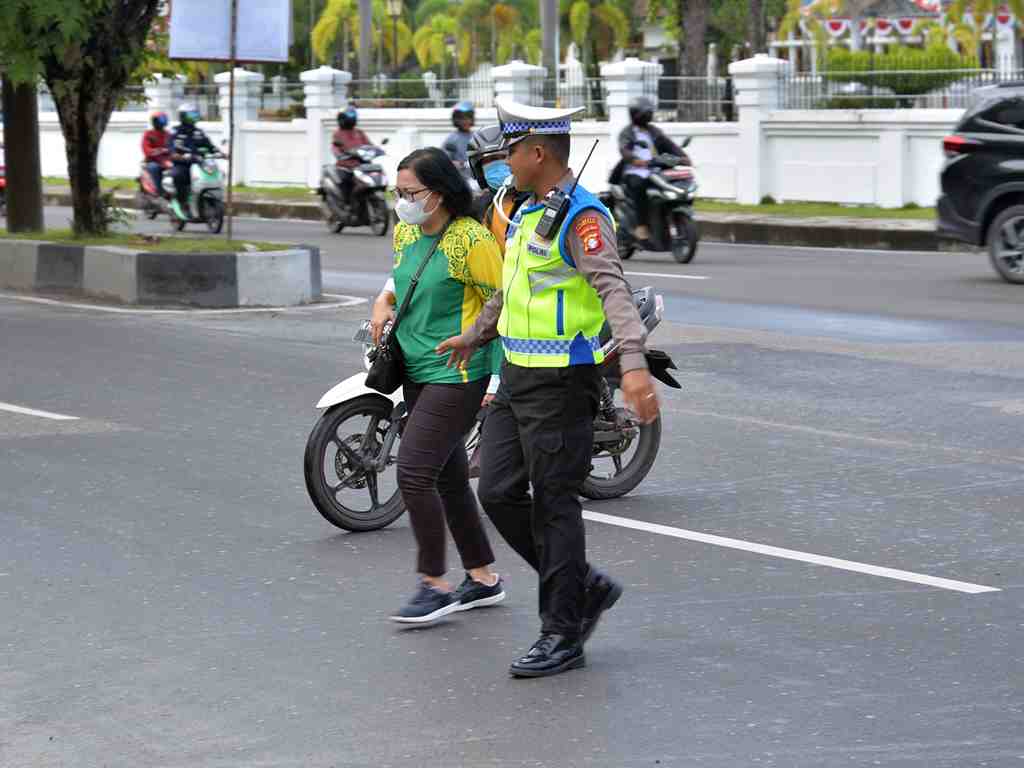 BANTU PENYEBERANG JALAN