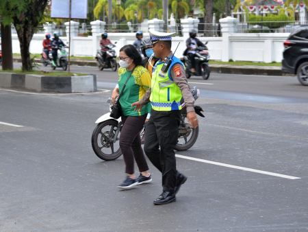 BANTU PENYEBERANG JALAN