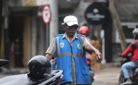 JURU PARKIR GUNAKAN ATRIBUT RESMI