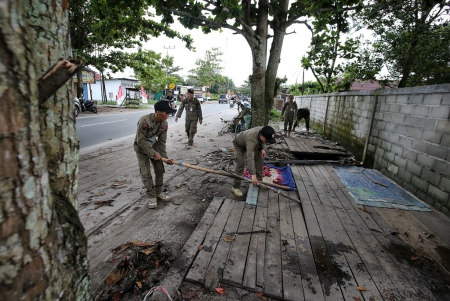 PENERTIBAN BANGUNAN DI ATAS DRAINASE