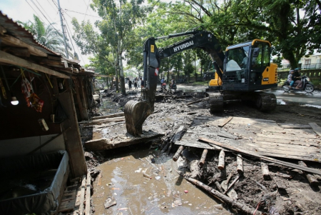 PENERTIBAN BANGUNAN DI ATAS DRAINASE 