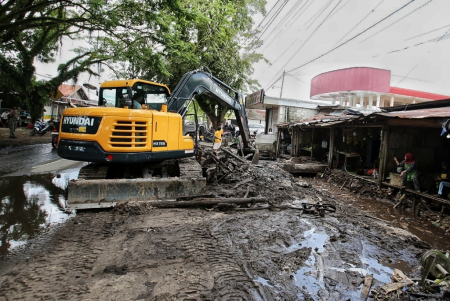PENERTIBAN BANGUNAN DI ATAS DRAINASE 