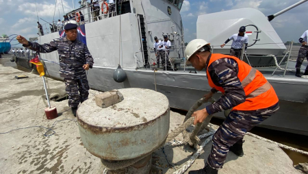 MEMASANG TAMBATAN KRI LAYANG