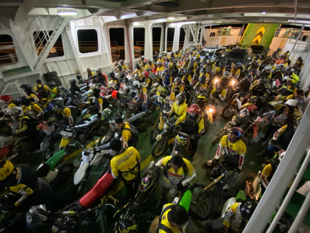 MASUKI KAPAL FERRY