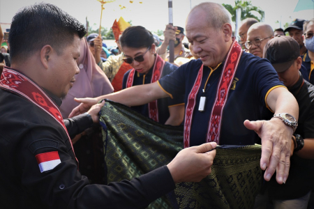 PAKAIKAN KAIN TENUN KHAS KABUPATEN SAMBAS