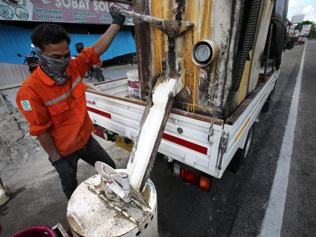 MENUANGKAN CAT MARKA JALAN 