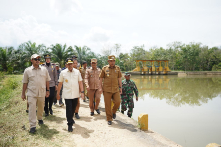 GUBERNUR RIAU TINJAU IRIGASI D.I OE WAI KAMPAR