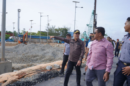 TINJAU PEMBANGUNAN PELABUHAN MENGKAPAN SIAK