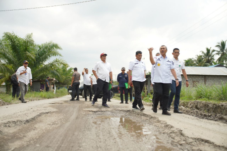 TINJAU JALAN RUSAK DI SINABOI ROKAN HILIR