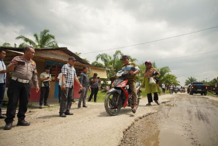 LEWATI JALAN BERLOBANG 