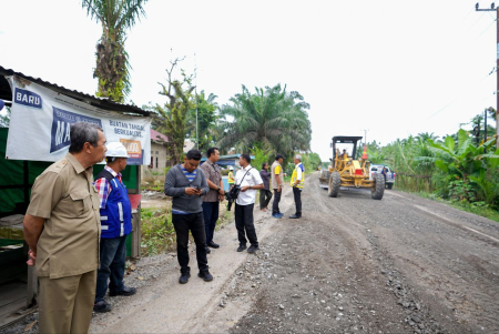 TINJAU PERBAIKAN JALAN LINTAS RENGAT-TEMBILAHAN 