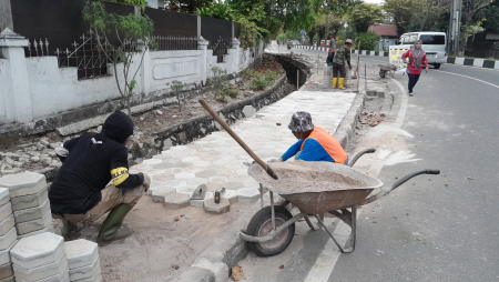 PEMASANGAN PAVING BLOCK TROTOAR