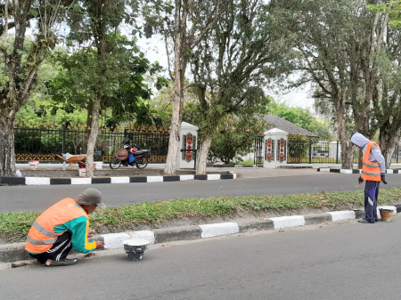 PENGECATAN MEDIAN JALAN