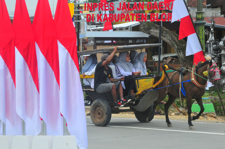 PRESIDEN RESMIKAN INPRES JALAN DAERAH DI BLORA