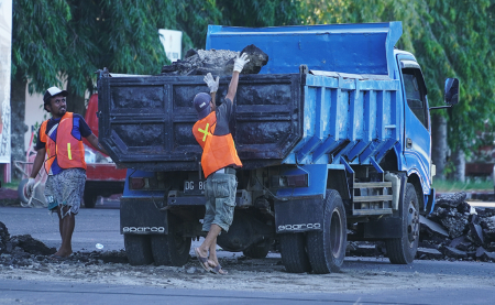 ANGKAT POTONGAN ASPAL JALAN