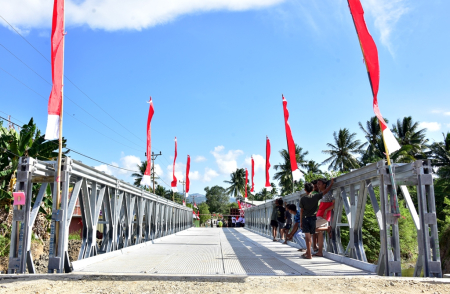 BERSANDAR di JEMBATAN BAILEY