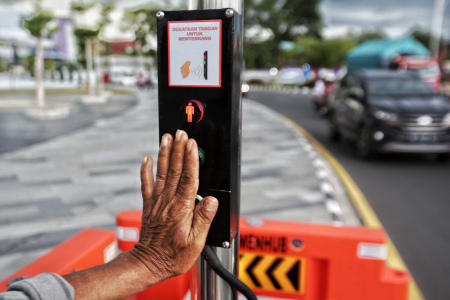 ALAT BANTU PENYEBRANGAN JALAN