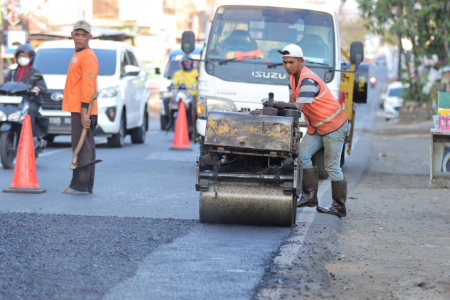 PEMADATAN ASPAL DI JALAN PROVINSI