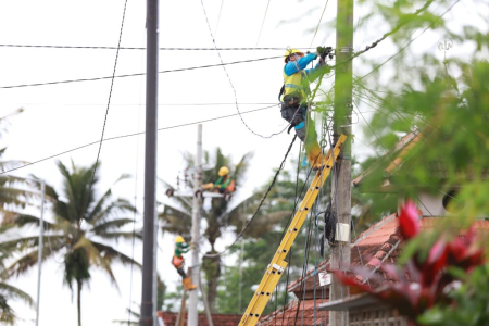 PLN PULIHKAN KELISTRIKAN PASCA BANJIR 