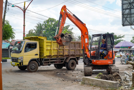 PELEBARAN DRAINASE DI PALANGKA RAYA