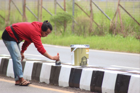 CAT MEDIAN JALAN