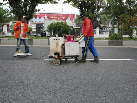 MENGECAT MARKA JALAN 