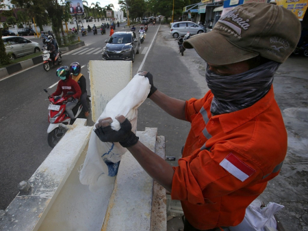 MENUANGKAN BUBUK CAT MARKA JALAN 