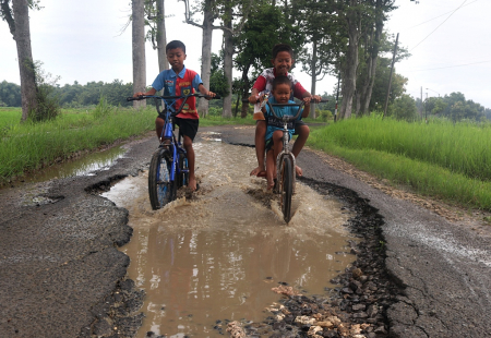 JALAN RUSAK TERGENANG AIR