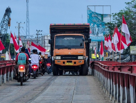 TRONTON 30 TON LEWATI JEMBATAN BAILEY