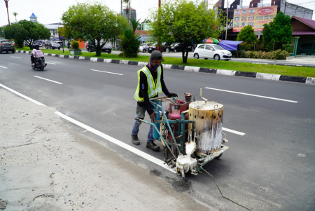 MENGECAT MARKA TEPI JALAN