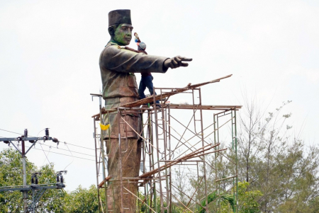 BERSIHKAN PATUNG SOEKARNO