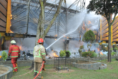 PETUGAS PADAMKAN API DI GEDUNG MPP PEKANBARU