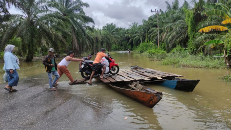 LEWATI BANJIR GUNAKAN PERAHU RAKIT
