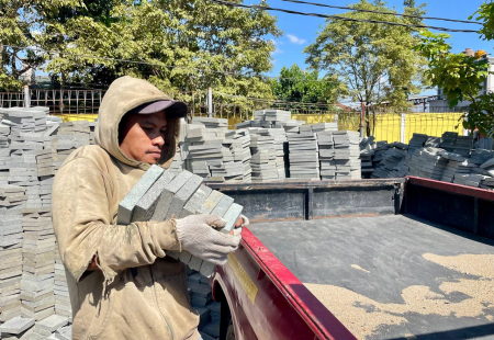  PAVING BLOK UNTUK PERBAIKAN TAMAN 