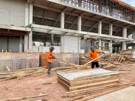 BERSIHKAN TUMPUKKAN KAYU