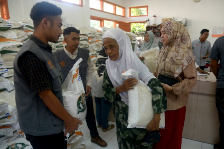 PENYALURAN PERDANA PANGAN BERAS DI ACEH
