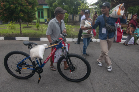 PRESIDEN SALURKAN BANTUAN BERAS DI KLATEN