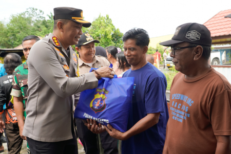 SERAHKAN BANTUAN SEMBAKO KORBAN BANJIR