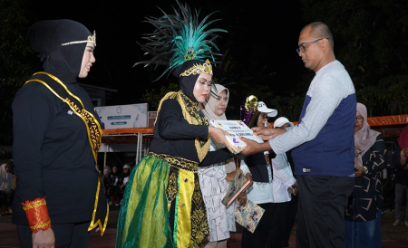 PENYERAHAN HADIAH JUARA LOMBA SENAM KREASI