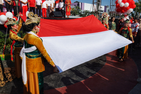BENTANGKAN BENDERA MERAH PUTIH