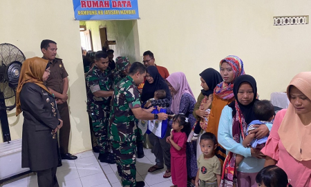 BERIKAN BANTUAN PAKET SEMBAKO
