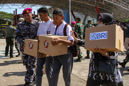 PEMBAGIAN PAKET BANTUAN HUT KE-78 TNI