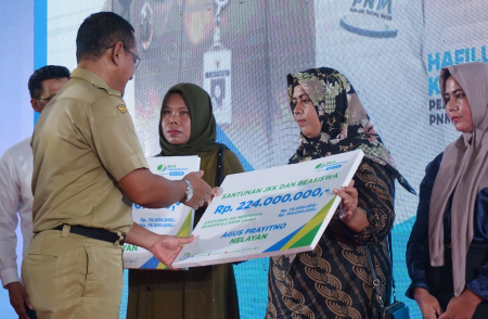 BERIKAN SANTUNAN JKK dan BEASISWA
