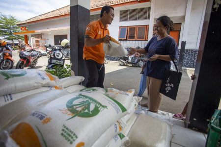 PENYALURAN BANTUAN BERAS DI INDRAMAYU