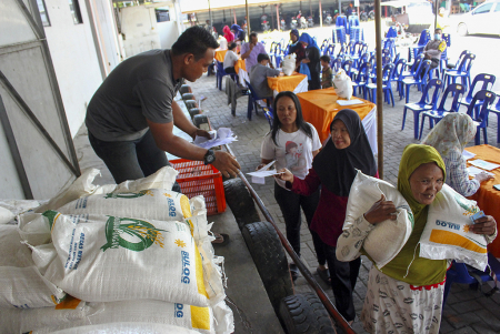 PENYALURAN BANTUAN BERAS TAHAP II DI SUMUT