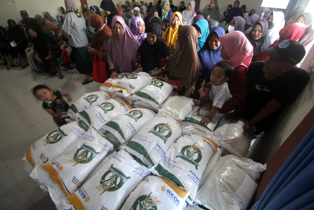 PENYALURAN BANTUAN PANGAN DI SIDOARJO