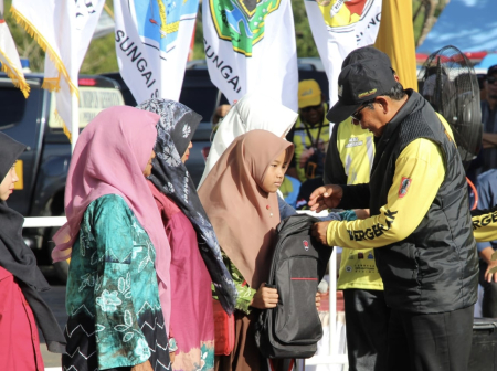 BERIKAN PAKET PAKAIAN SEKOLAH