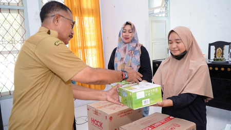MENINGKATKAN KESEJAHTERAAN MASYARAKAT